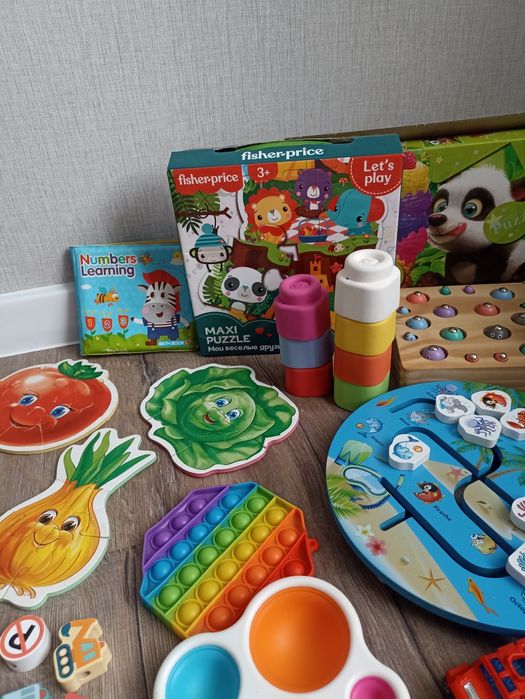 Пазли різні, дерев'яні, fisher price, іграшки