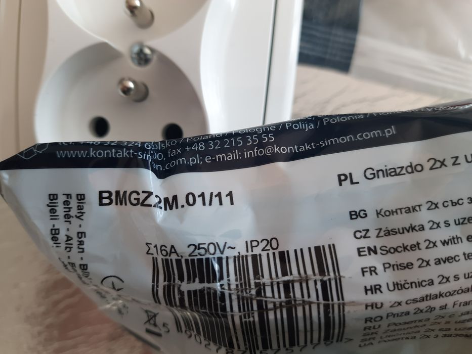 Gniazdo podwójne Simon basic białe z ramką z uziemieniem