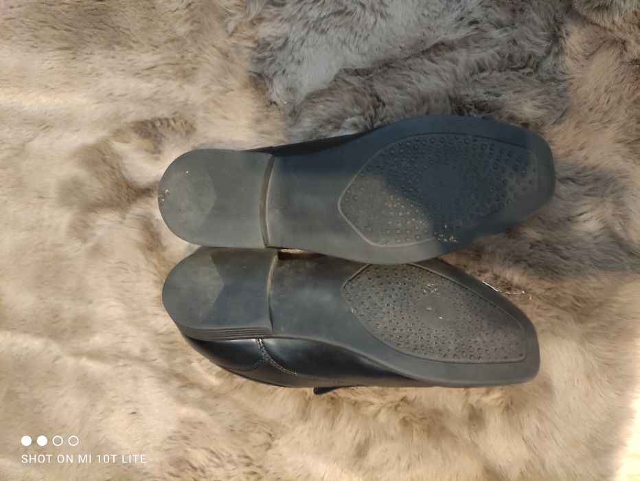 Buty lakierki eleganckie do komunii okazuje trzewiki
