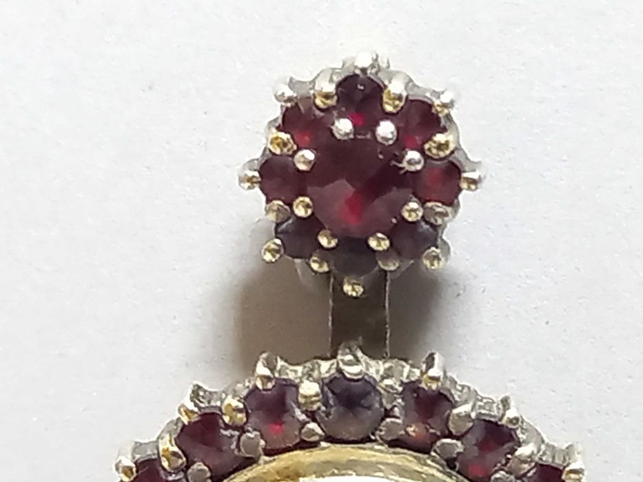 Stary wisior, kamea z granatami, srebro złocone