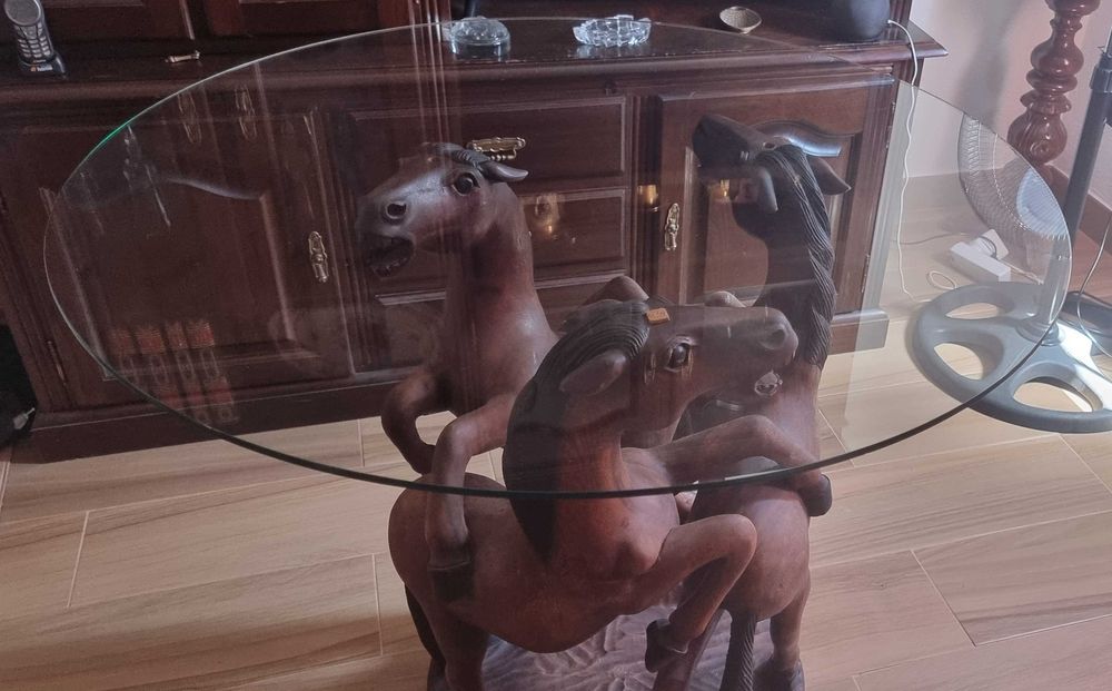 Mesa de madeira Maciça Artesanal esculpida à mão com tampo de vidro