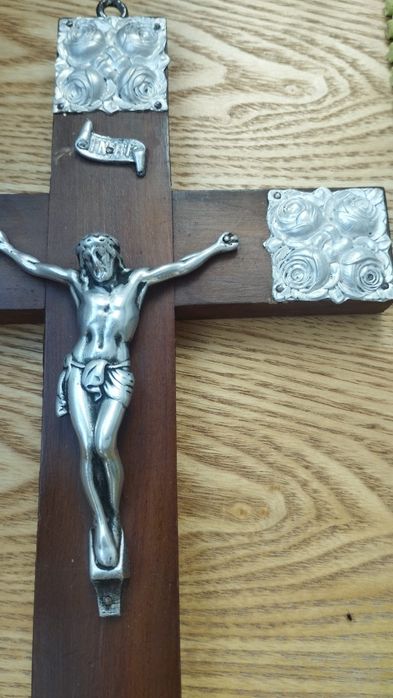 Cruz de madeira muito antiga, dá para pendurar na parede. Aproximadame
