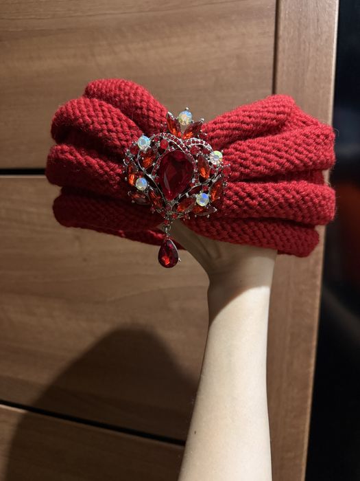 Шапка ручної роботи з камінням