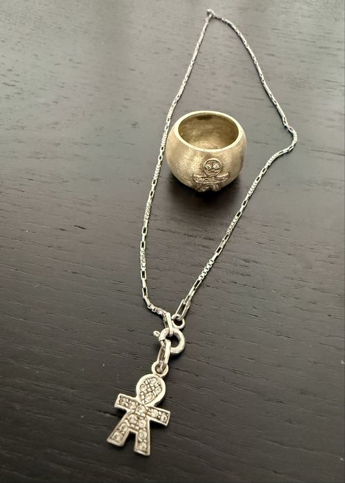 Conjunto Anel grosso e fio prata escovada com menino brilhantes