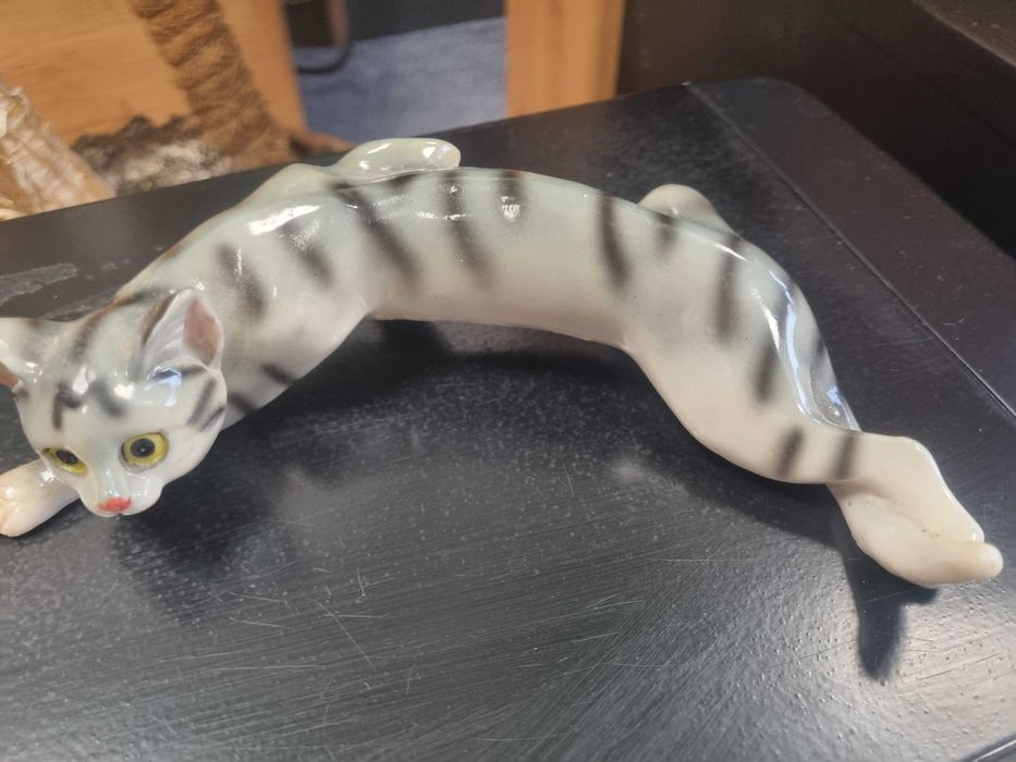 Ceramiczny skradający się kot