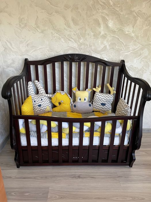 Детская кроватка с короной