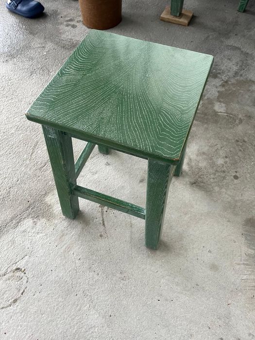 Vendo mesa com 6 bancos