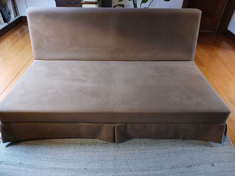 Sofá castanho usado com 2 almofadas