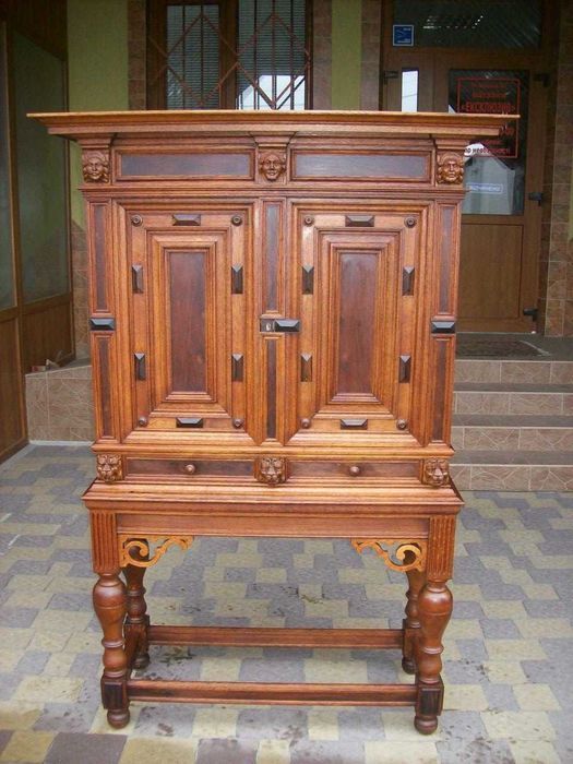 Антикварний буфет