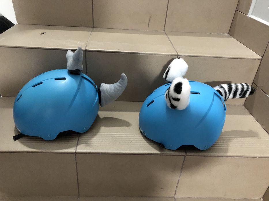 Kask narciarski wedze junior z ozdobami na kask