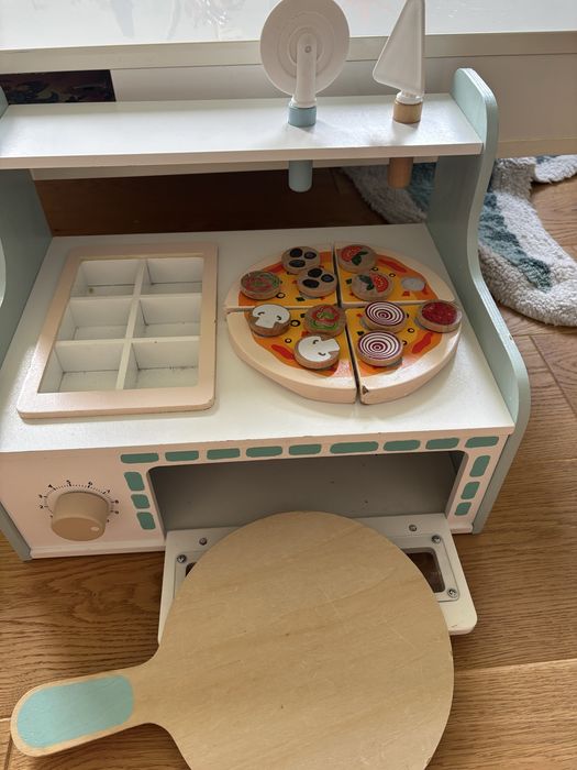 Drewniany zabawkowy piec do pizzy