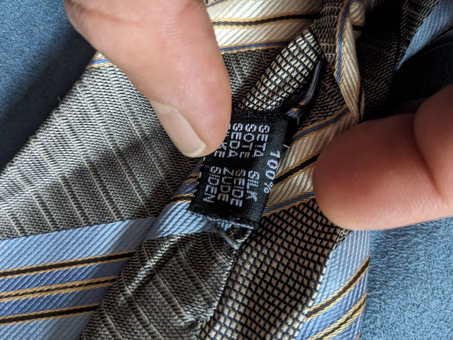 Krawat w srebrno niebieskie pasy - Stylowy dodatek