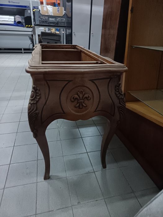 Móvel antigo robusto