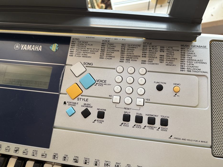 Teclado Yamaha PSR-E323