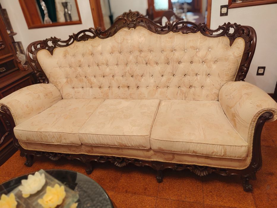 Conjunto de 1 Sofá e 2 Poltronas em Madeira Entalhada