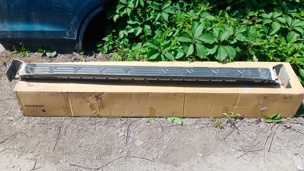 Левая подножка порог Infiniti QX56/QX80 Nissan Patrol/Armada Y62