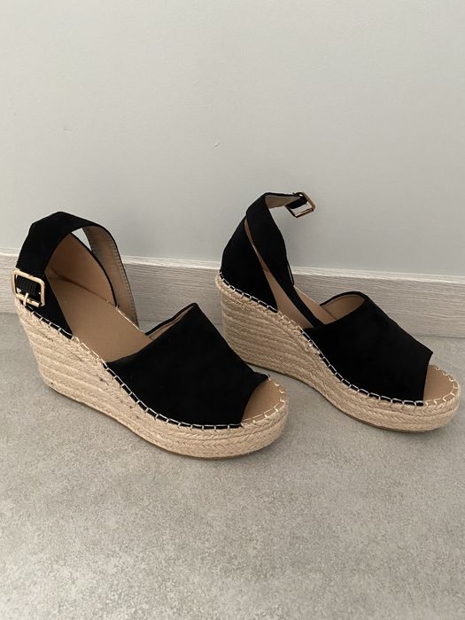 Sandały na koturnie