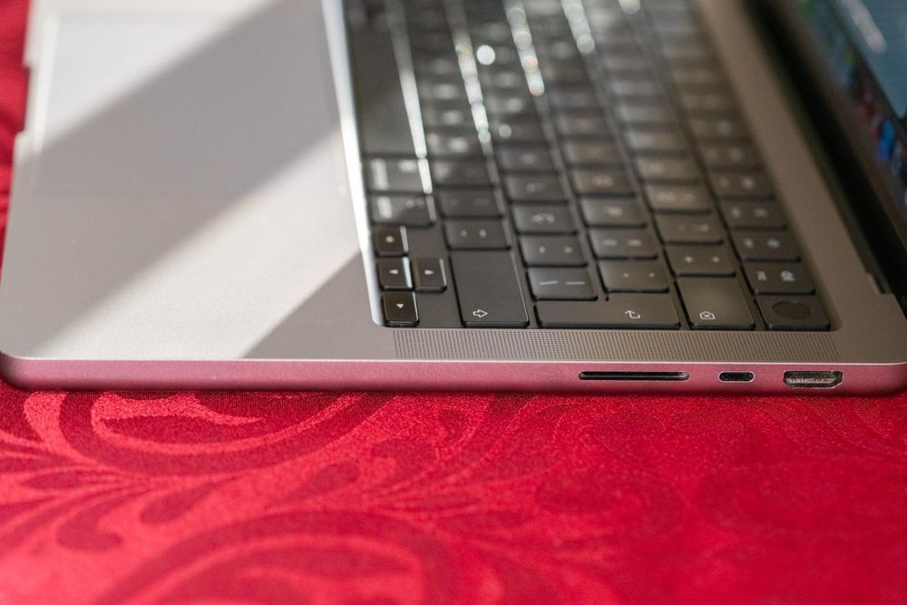 MacBook Pro 14" (2023) – M2 Pro 10-core / GPU 16-core – 16 GB / 512 G