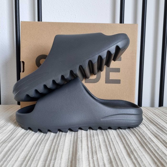Yeezy Slide "Onyx" - Tamanho 42