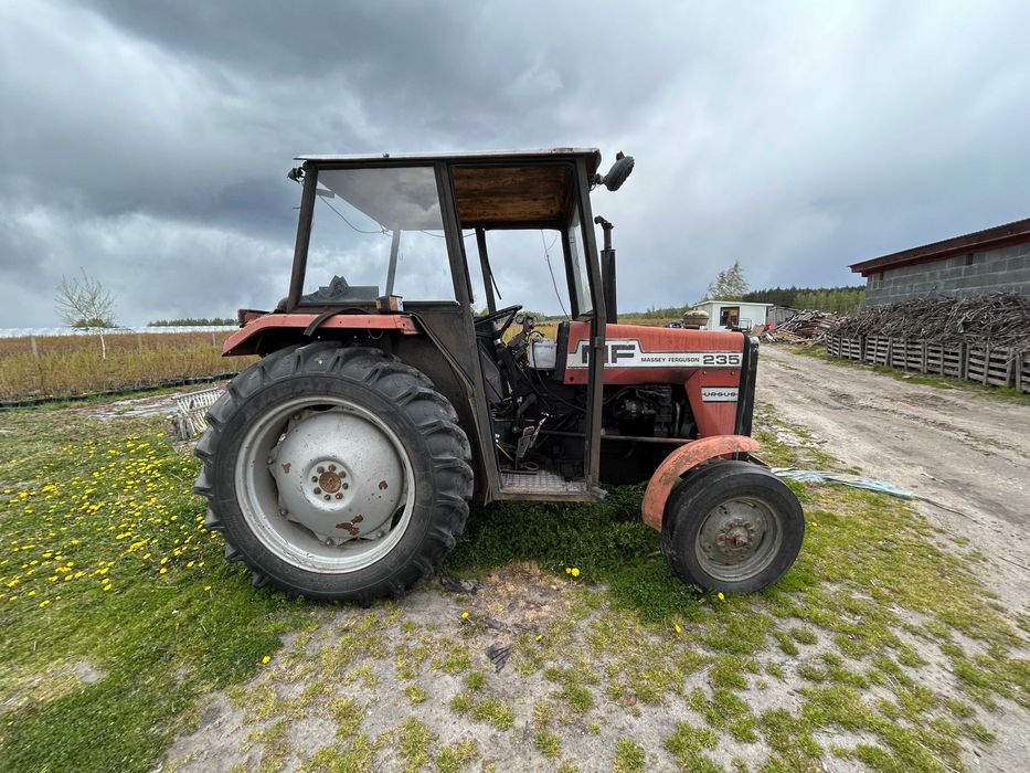 Sprzedam ciągnik Massey Ferguson 235.
