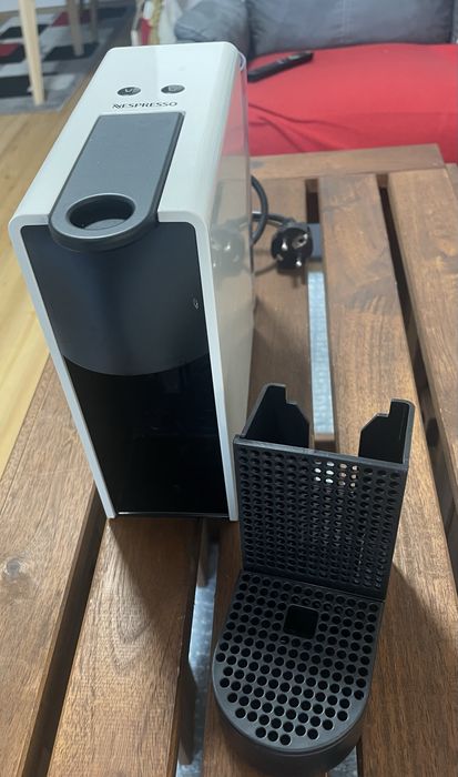 Máquina de café Nespresso com mala, Essenza Mini Nespressso C30