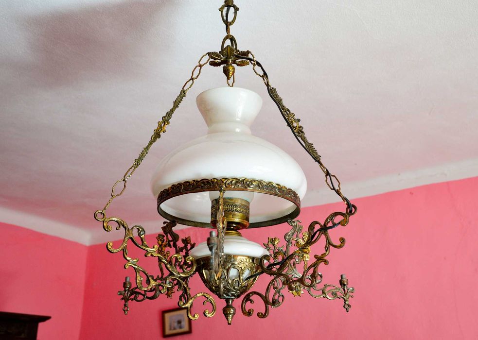 Conjunto de Mobiliário Antigo em Madeira para Restauro