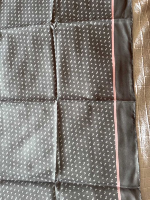 lenço sedoso tons cinzento e rosa