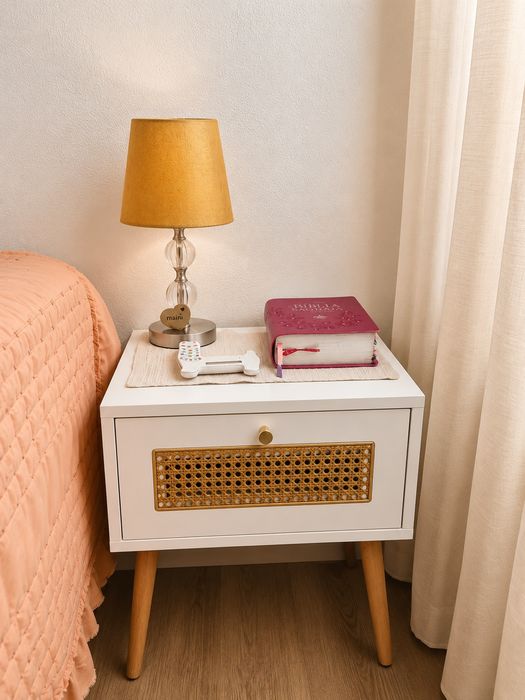 Mesa cabeceira Hommy casa,  modelo coucou. Como novas conjunto 2.
