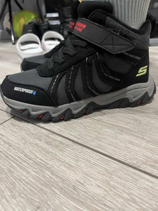 Зимове хлопчаче взуття skechers