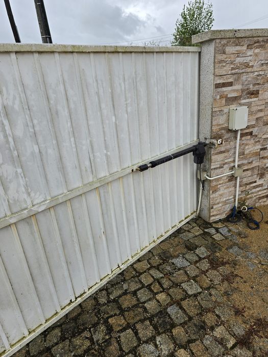 Portão e porta para limite de casa ou terreno