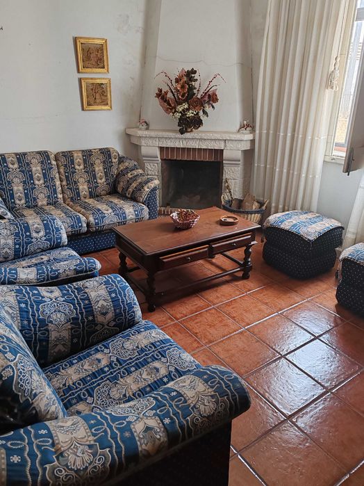 Conjunto de Sofás Clássicos com Pufes (Excelente Estado