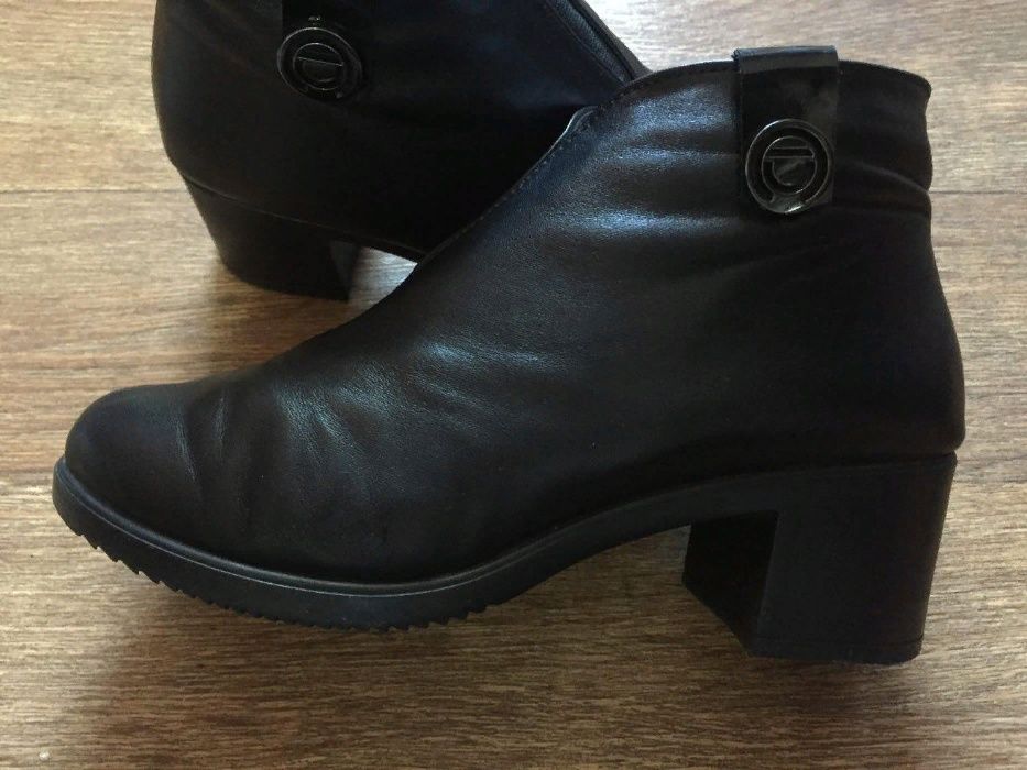 Женские кожаные ботинки на каблуке