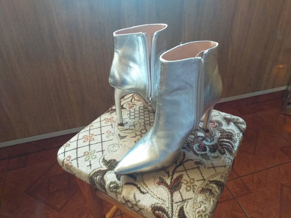 srebrne buty na szpilce