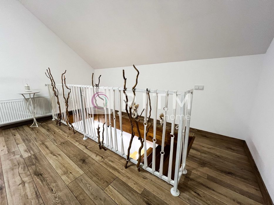 Здається двоповерховий будинок з сучасним дизайнерським ремонтом.