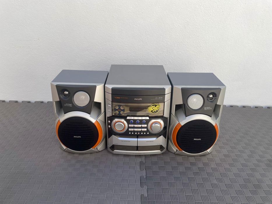 Aparelhagem áudio, rádio e leitor de cassetes áudio.