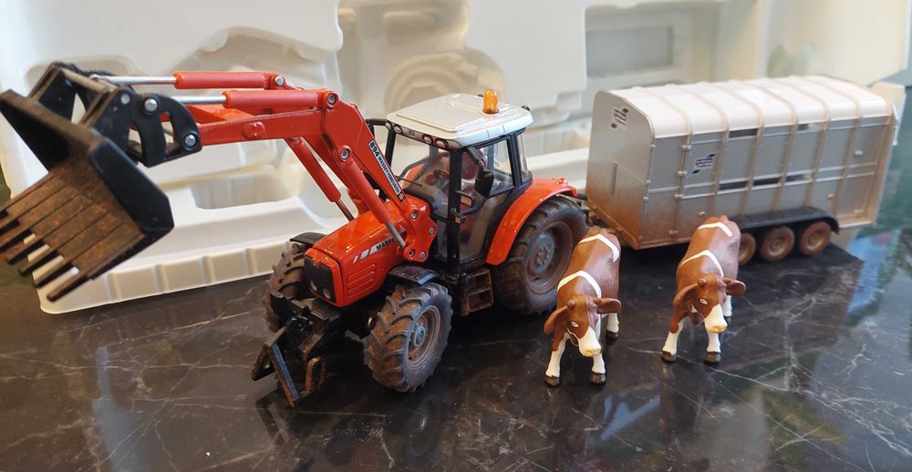 Siku 3051 Traktor Massey Ferguson MF 5455 z przyczepą i krowami 1