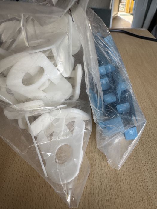 Kliny i klipsy do poziomowania plytek