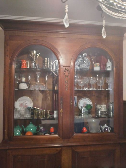 Móvel cristaleira em nogueira maciça da Ambitat