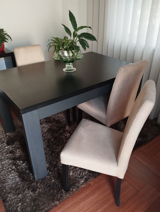 Mesa extensível, 4 cadeiras e carpete
