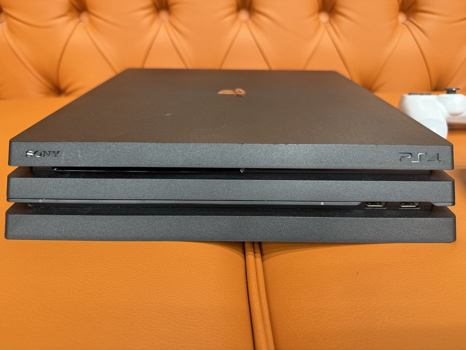 PlayStation 4 Pro 1TB 2 джойстика