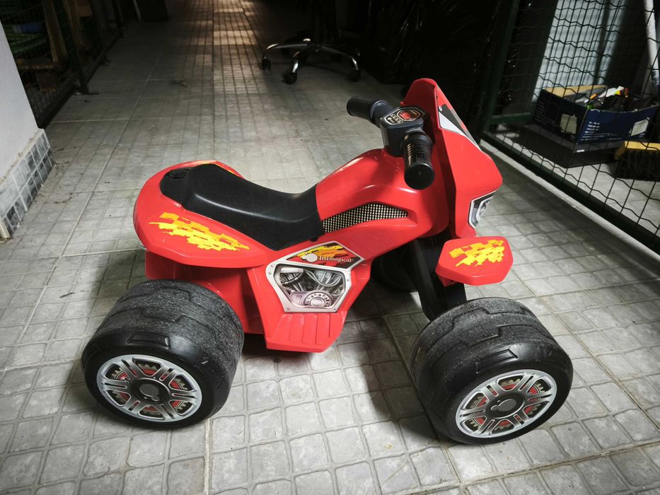 Moto 4 eléctrica para criança até 4 anos