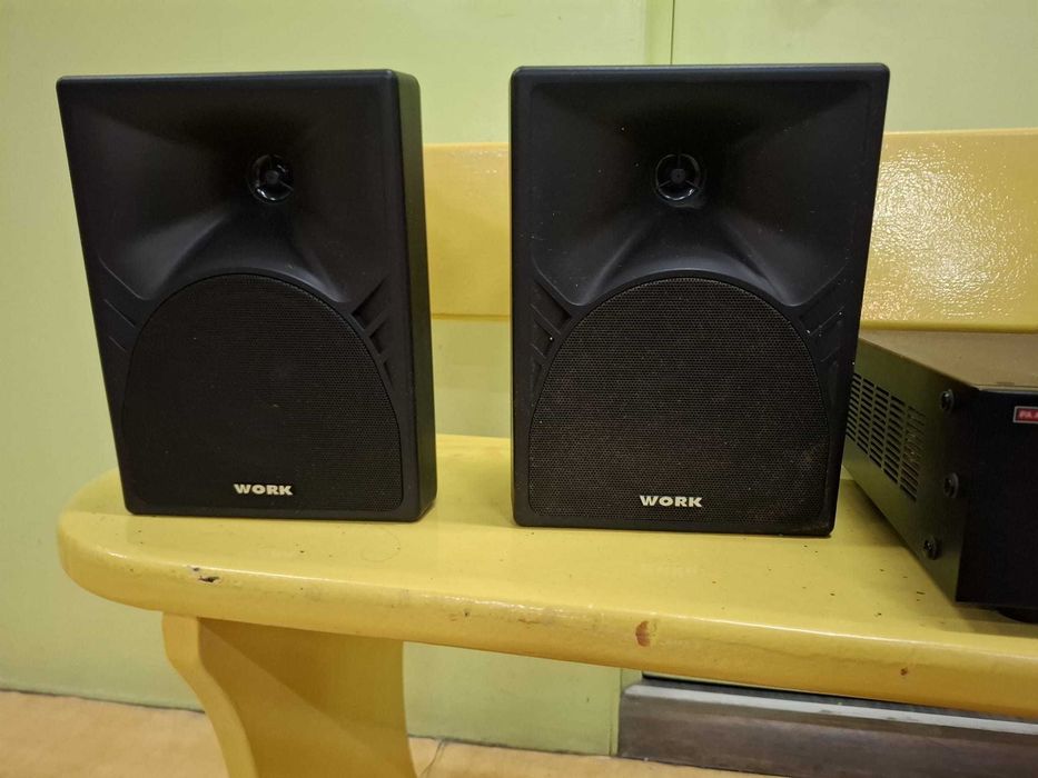 Amplificador com microfone e colunas