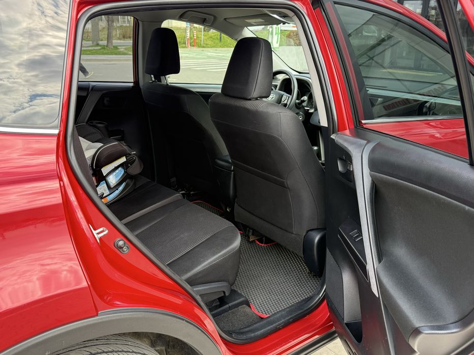 Toyota RAV4 2017 рік