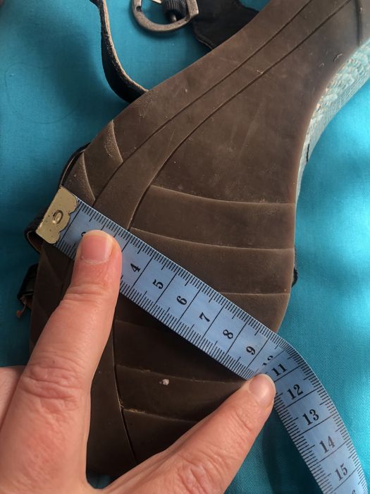 Natuflex czarne  sandały na paskach z koturną 41