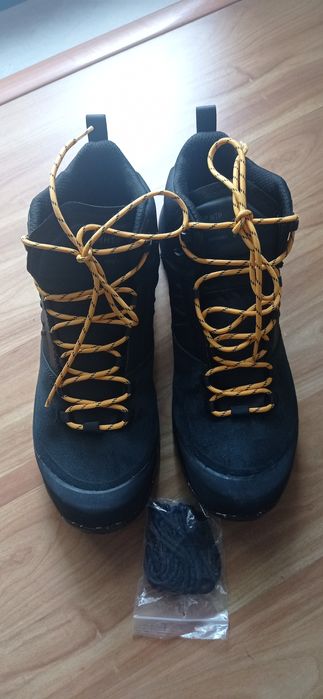 Botas Quechua novas 45