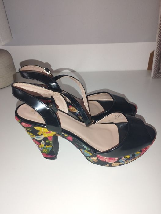 Sandálias marca Foreva