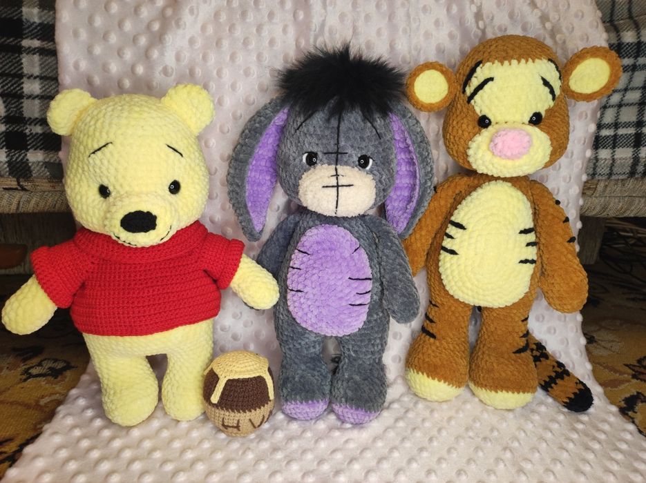 Maskotka osiołek na szydełku.