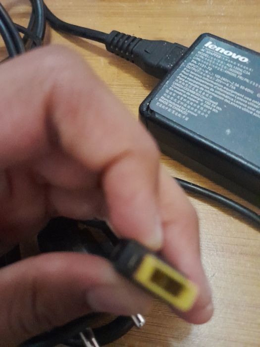 Carregador de lenovo em bom estado