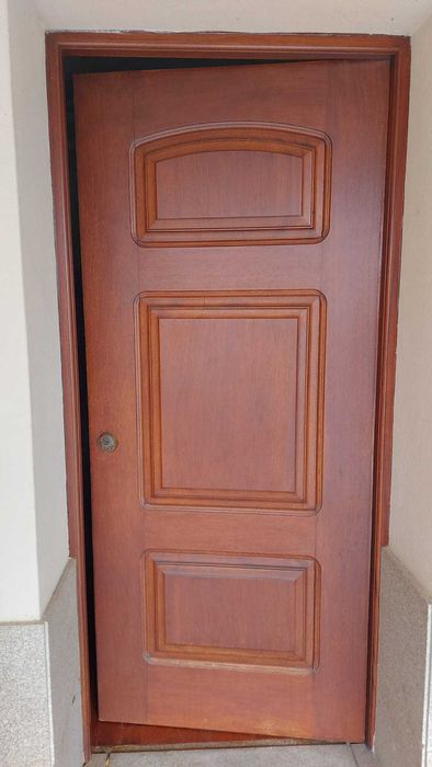 Porta de entrada em madeira maciça