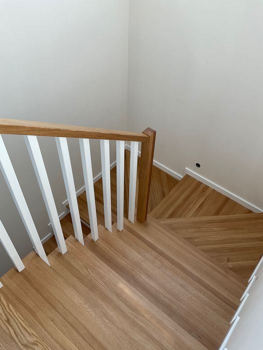 Schody drewniane dębowe lite zabiegowe, proste, podesty, parapety